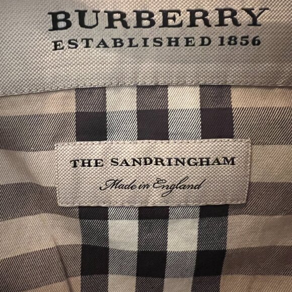 Burberry Sandringham Short Slim Trench - US 2 - AUTHENTICATED - Picture 6 of 15